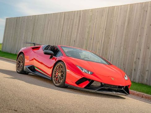 Used 2018 Lamborghini Huracan Performante AWD/4WD image 32
