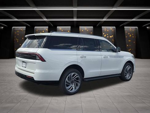 New 2026 Lincoln Navigator Premiere AWD/4WD image 2