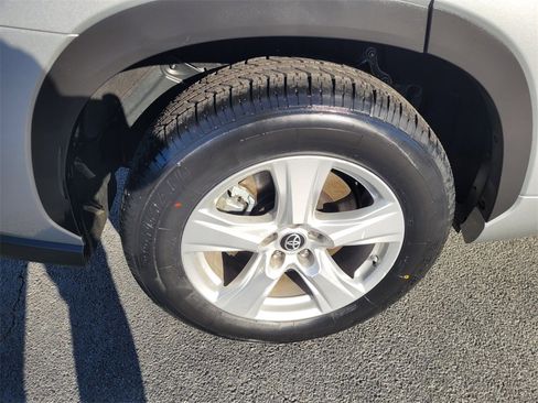 Certified 2023 Toyota Highlander LE image 12