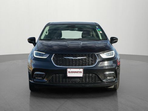 Used 2024 Chrysler Pacifica Touring-L image 2