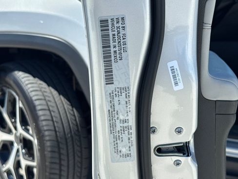 Used 2025 Jeep Compass Limited AWD/4WD image 29
