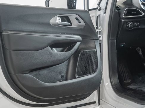 Used 2025 Chrysler Pacifica Select image 42