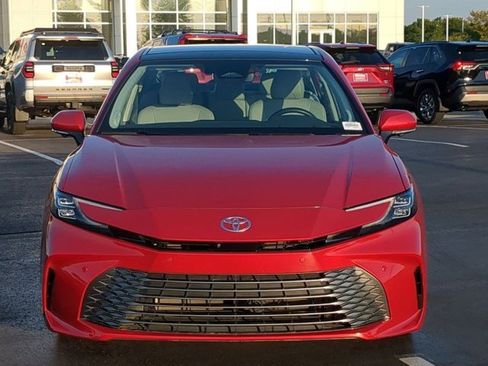 Used 2025 Toyota Camry XLE image 4