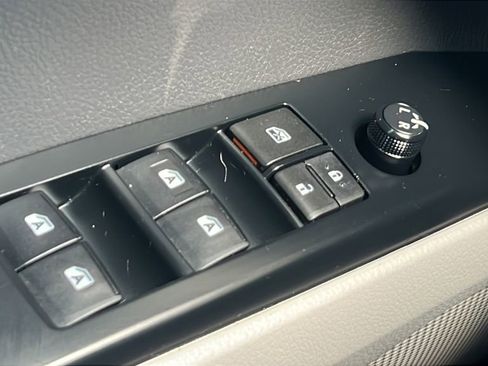 Used 2018 Toyota Camry SE FWD image 18