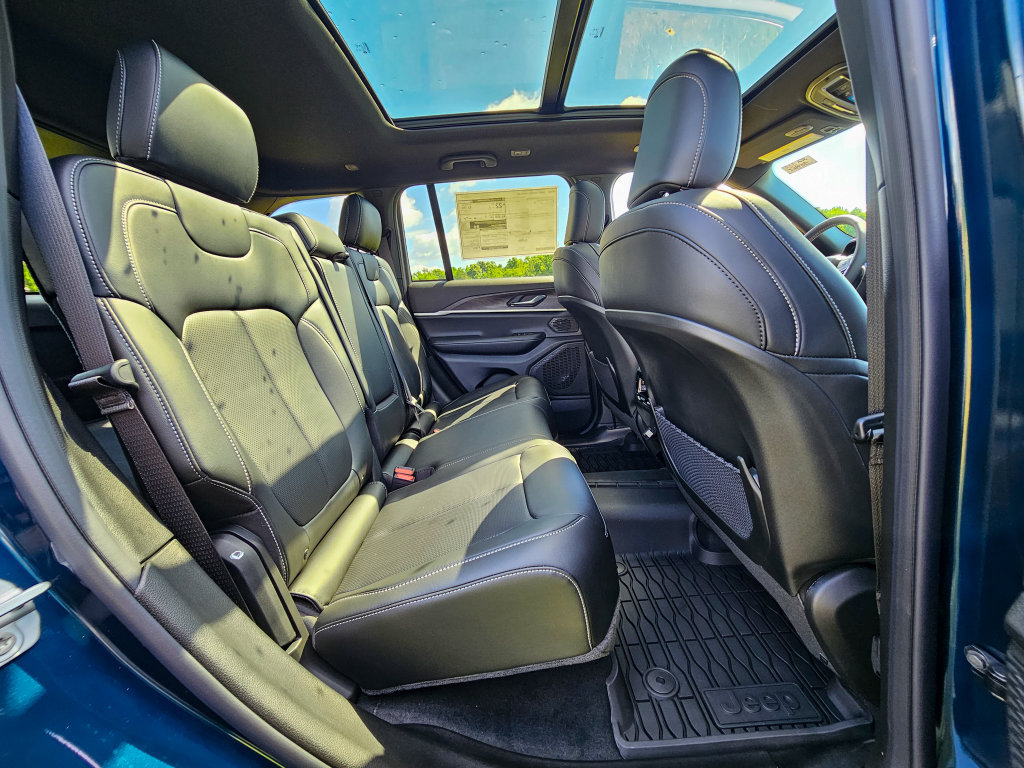 New 2026 Jeep Grand Cherokee Limited w/ Luxury Tech Group II AWD/4WD image 42