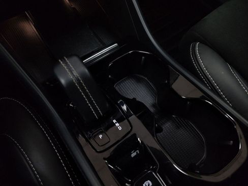 Used 2022 Volvo XC40 T5 R-Design image 23