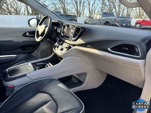 Used 2024 Chrysler Pacifica Limited image 28