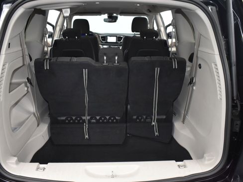 Used 2023 Chrysler Voyager LX image 20