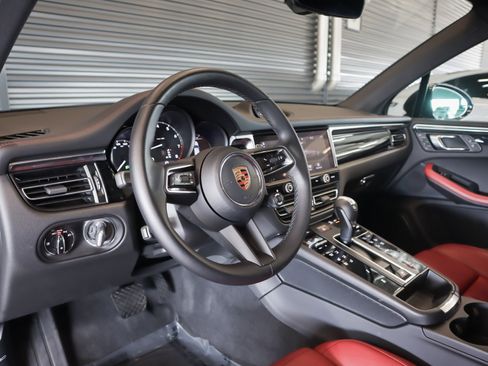 Certified 2023 Porsche Macan AWD/4WD image 4