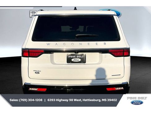 Used 2024 Jeep Wagoneer Series II w/ Flexible Seating Group AWD/4WD image 4