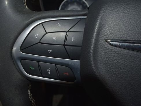 Used 2023 Chrysler Pacifica Limited FWD image 16