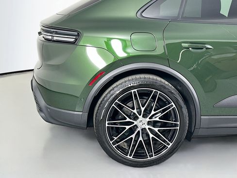Certified 2025 Porsche Macan Electric image 13