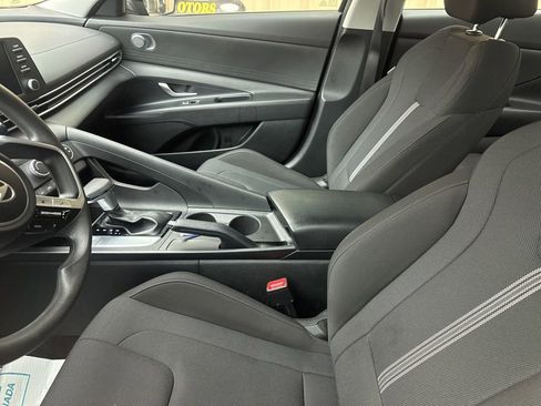 Used 2025 Hyundai Elantra SE FWD image 5