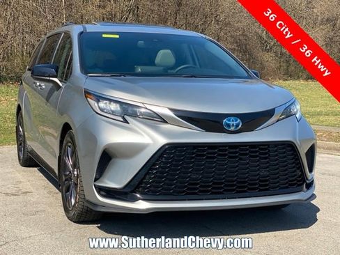 Used 2024 Toyota Sienna XSE FWD image 9