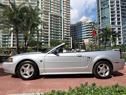 Used 2004 Ford Mustang Convertible image 3