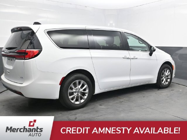 Used 2023 Chrysler Pacifica Touring-L AWD/4WD image 8