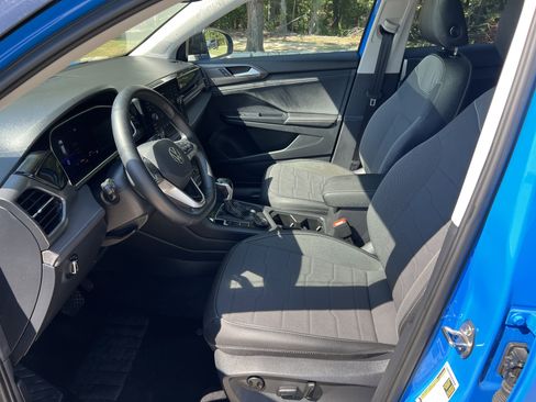 Certified 2025 Volkswagen Taos SE image 16