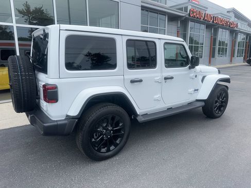 Used 2025 Jeep Wrangler Unlimited Sahara w/ Safety Group AWD/4WD image 3