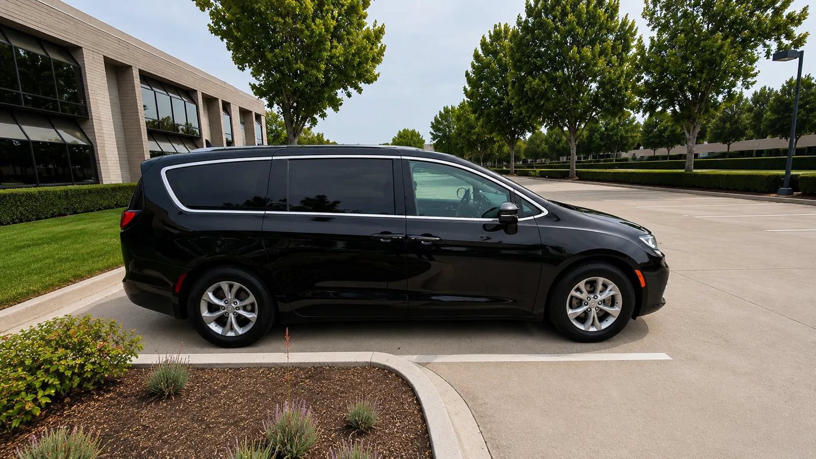 Used 2026 Chrysler Pacifica Limited FWD image 8