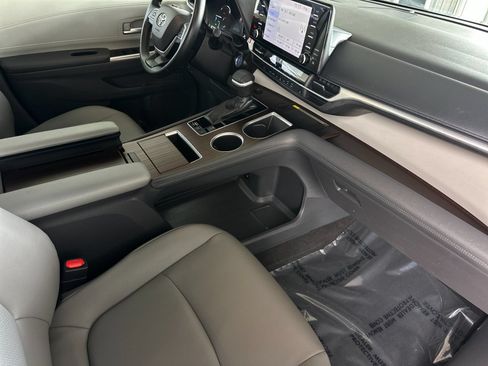 Used 2021 Toyota Sienna XLE w/ XLE Plus Package FWD image 16