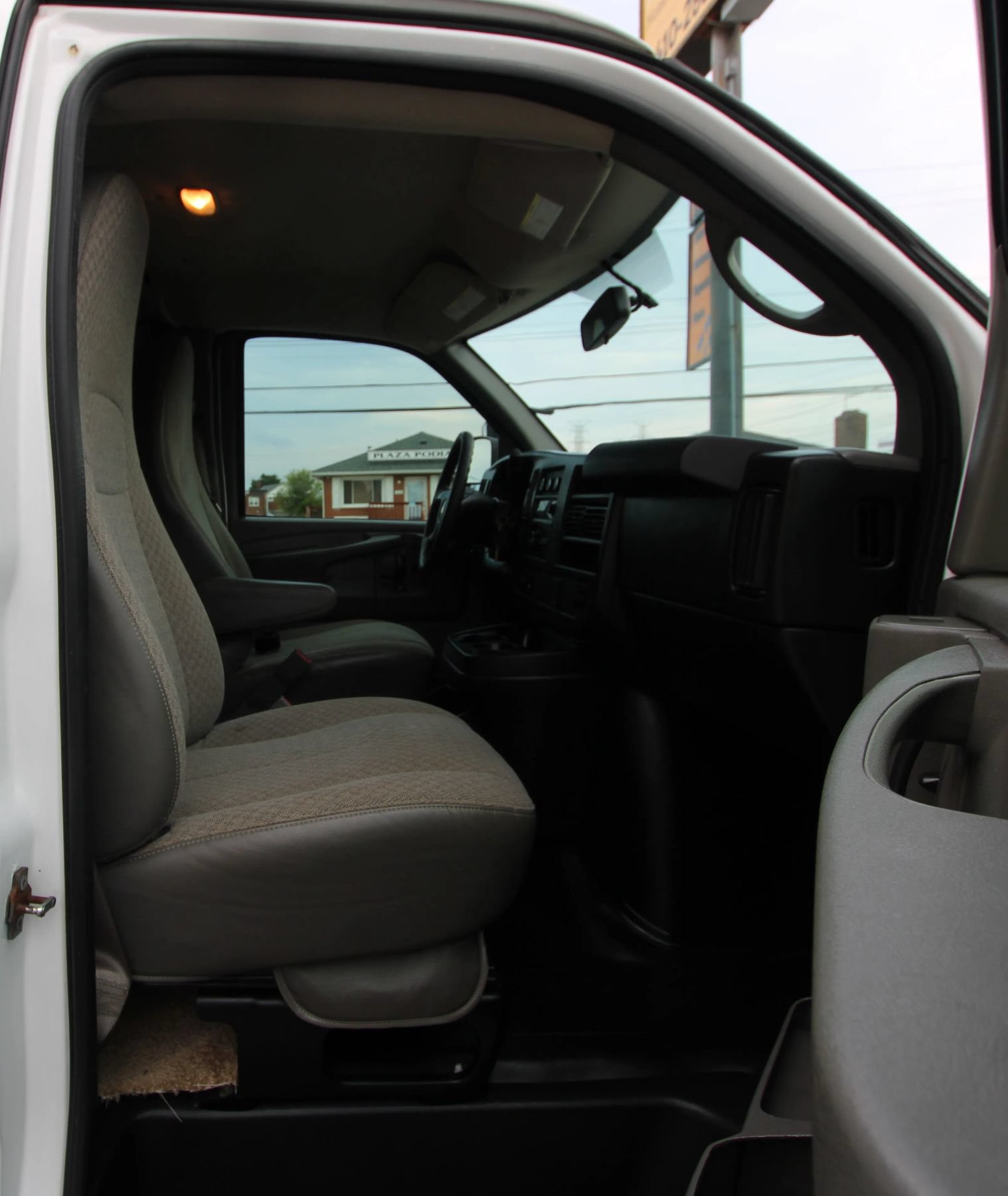Used 2015 Chevrolet Express 2500 RWD image 9