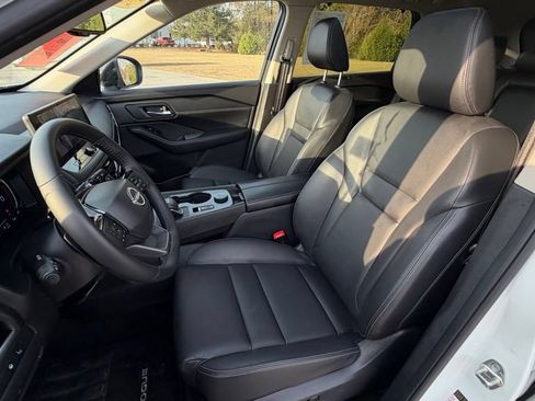 Certified 2025 Nissan Rogue SL w/ Tech Package AWD/4WD image 11