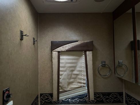 Used 2013 Ford E-450 and Econoline 450 Super Duty w/ Motorhome Prep Pkg image 89