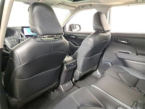 Used 2023 Toyota Highlander XLE image 11