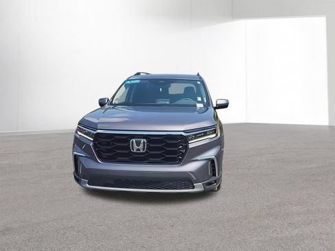 Used 2025 Honda Pilot Touring image 3
