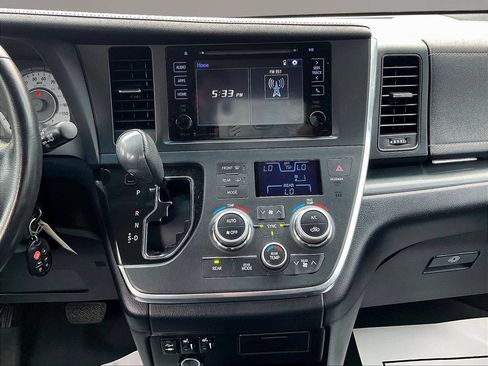 Used 2016 Toyota Sienna SE FWD image 9