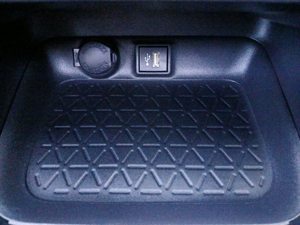 Used 2025 Toyota RAV4 XLE Premium FWD image 6