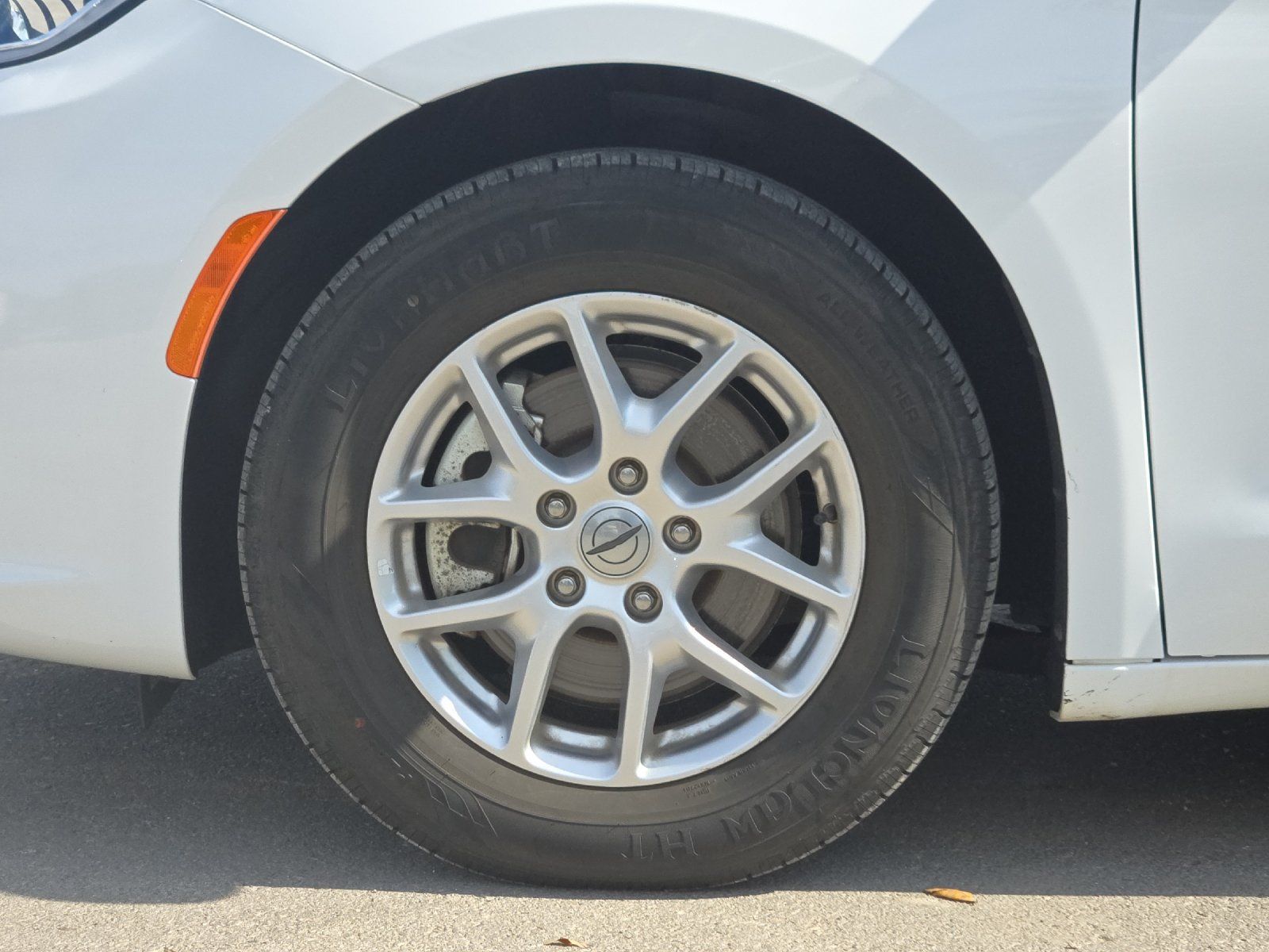 Used 2024 Chrysler Pacifica Touring-L FWD image 24