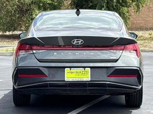 Used 2025 Hyundai Elantra Limited FWD image 12