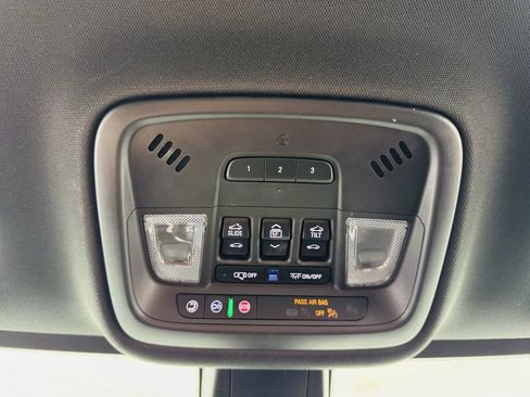 Used 2023 Chevrolet Traverse Premier FWD image 22