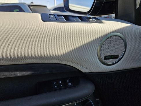 Used 2022 Land Rover Discovery S R-Dynamic image 9