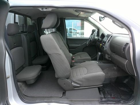 Used 2018 Nissan Frontier SV w/ Value Truck Package AWD/4WD image 12