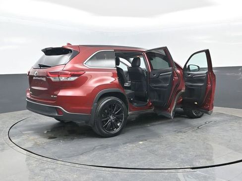 Used 2019 Toyota Highlander SE image 29