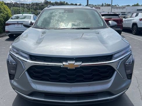 Used 2025 Chevrolet Trax LT w/ LT Convenience Package FWD image 4