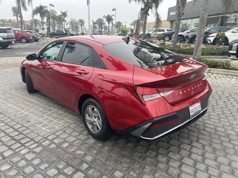 Certified 2025 Hyundai Elantra SE image 4