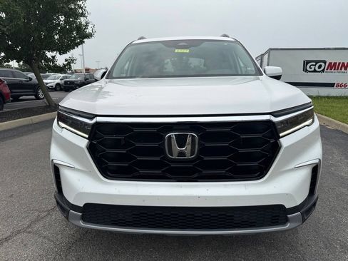 Used 2025 Honda Pilot Touring image 2