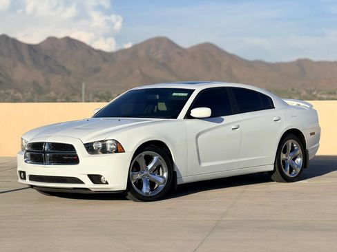 Used 2013 Dodge Charger SXT RWD image 2