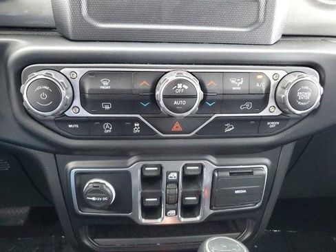 Used 2020 Jeep Wrangler Unlimited Sahara image 25