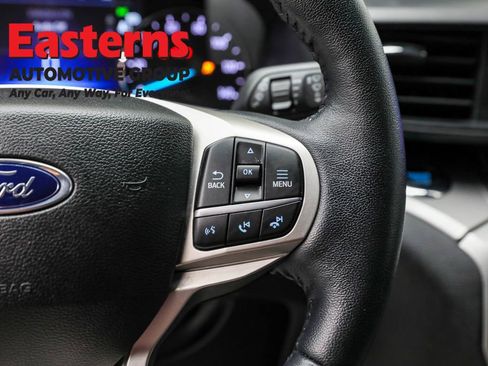 Used 2022 Ford Explorer XLT image 16