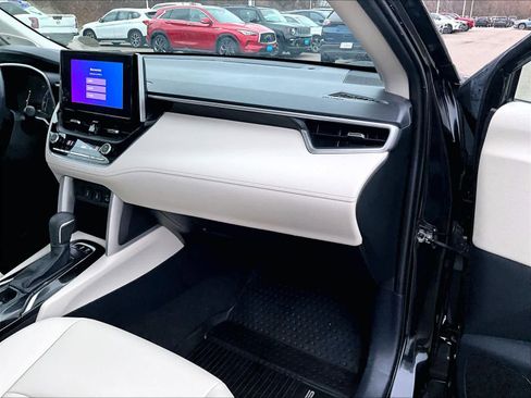 Certified 2023 Toyota Corolla Cross XLE image 13