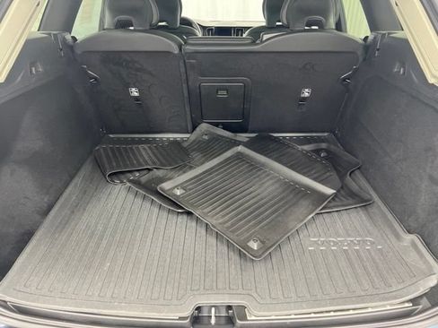 Used 2023 Volvo XC60 B5 Plus AWD/4WD image 9