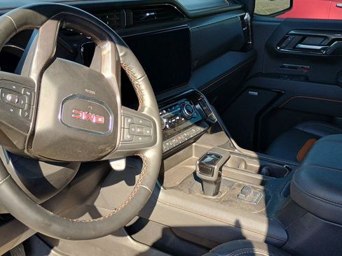 Used 2023 GMC Sierra 1500 AT4 w/ Technology Package AWD/4WD image 4