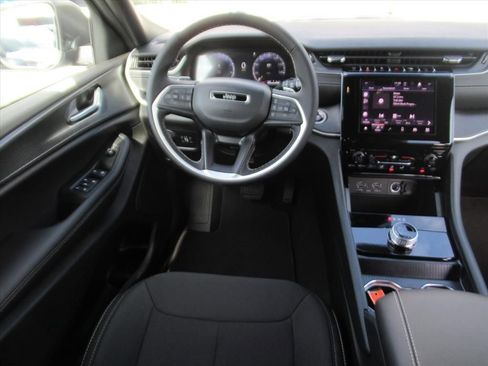 New 2025 Jeep Grand Cherokee Laredo image 13