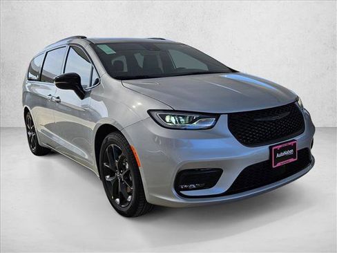 New 2026 Chrysler Pacifica Limited image 7