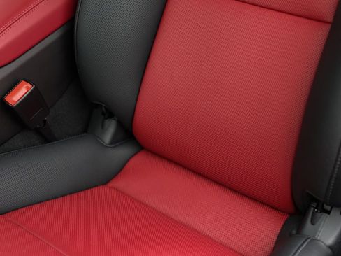 Used 2025 Porsche 718 Cayman image 31