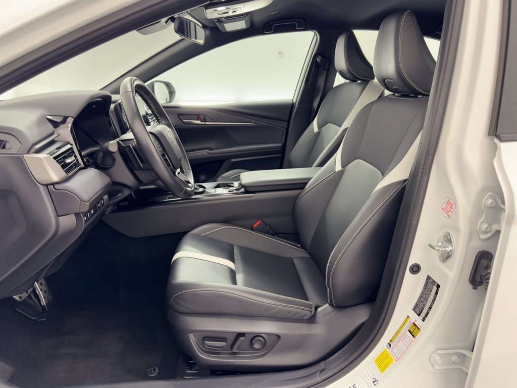 Used 2025 Toyota Camry SE FWD image 5